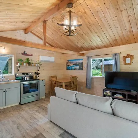 Cozy Cedar Cabin Steps Away From Mt. Rainier